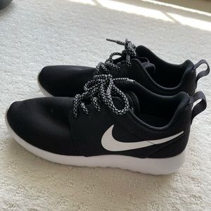 Women’s Nike Roshe Shoes Size 6.5